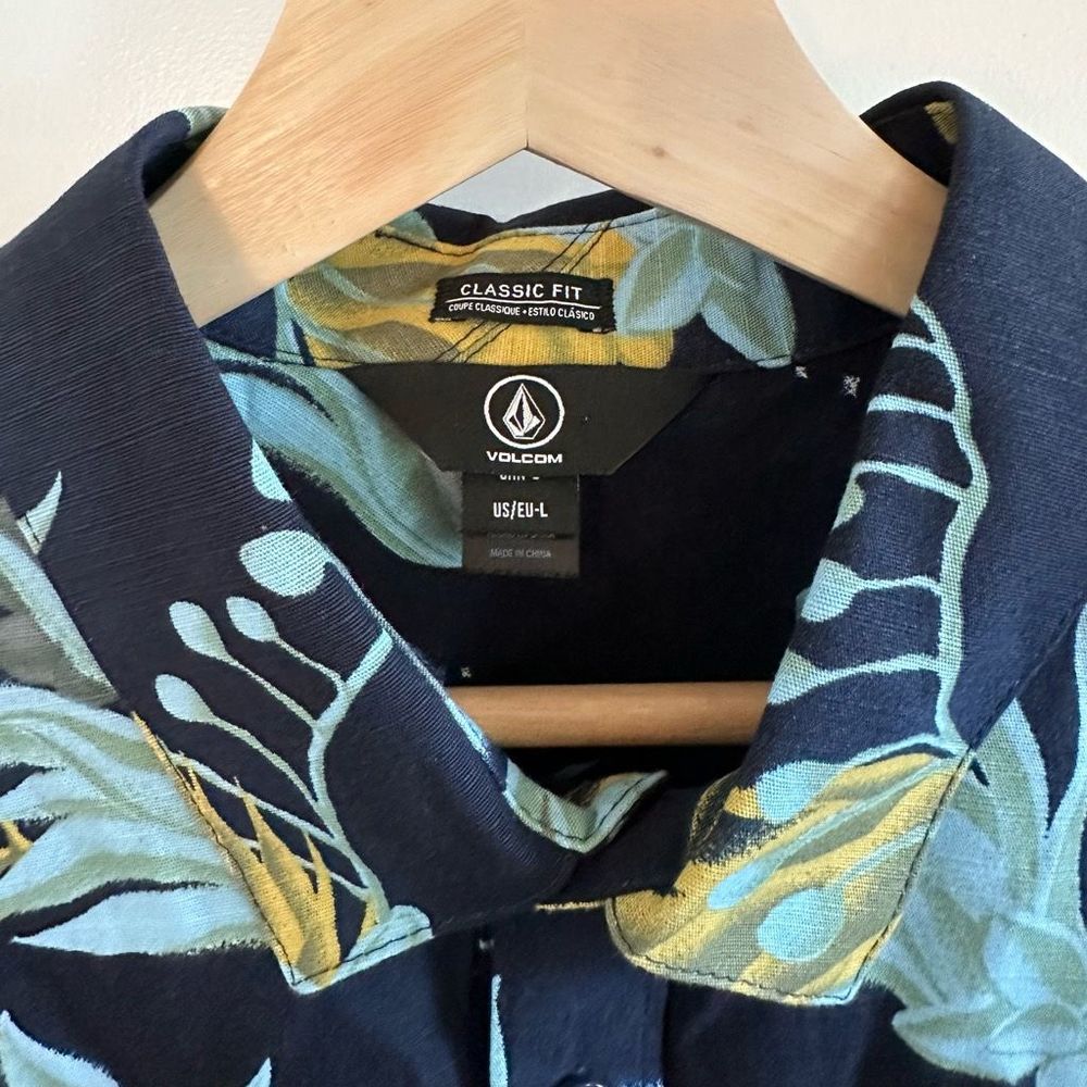 Volcom Solarizer Button Down Short Sleeve Shirt - image 6